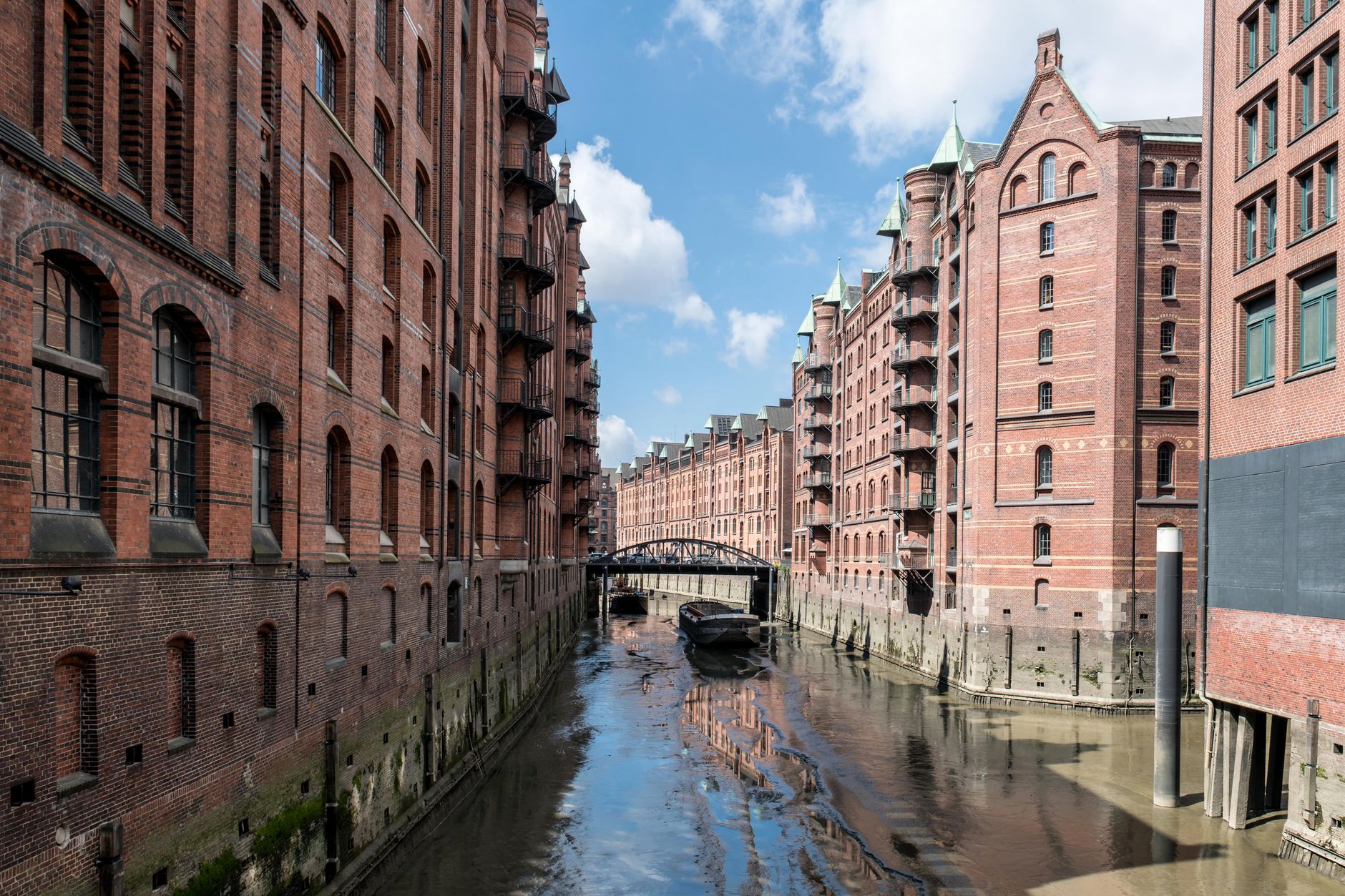 Ceglany magazyn w dzielnicy Speicherstadt nad kanałem w Hamburgu