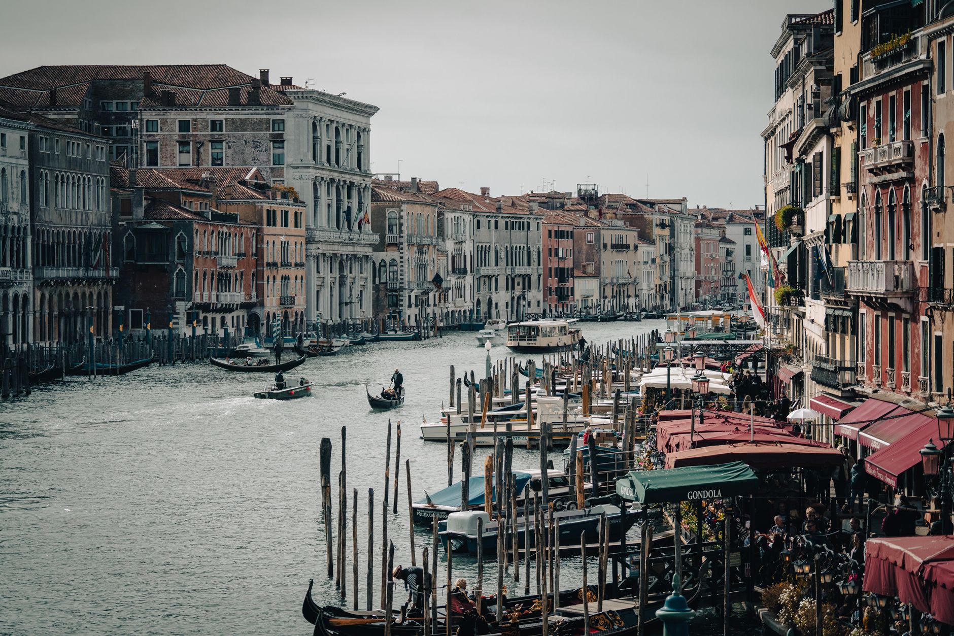 Gondole na Canale Grande w Wenecji między historycznymi kamienicami