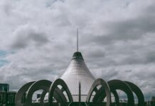 Khan Shatyr w Astanie, futurystyczna budowla pod dramatycznym niebem