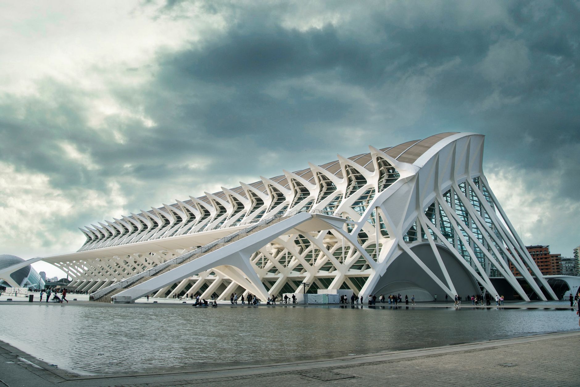 Nowoczesna architektura Miasta Sztuki i Nauki w Walencji pod burzowym niebem