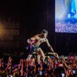 Tłum fanów i muzyk na scenie podczas Ronquières Festival w Belgii