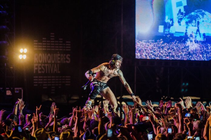 Tłum fanów i muzyk na scenie podczas Ronquières Festival w Belgii