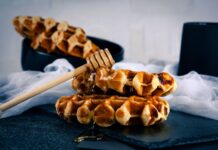 Belgijskie gofry polane miodem na czarnym talerzu