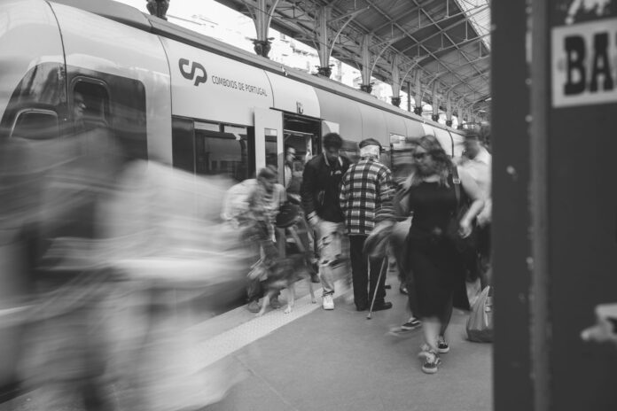 Czarno-biała scena dojeżdżających na stacji kolejowej w Lizbonie