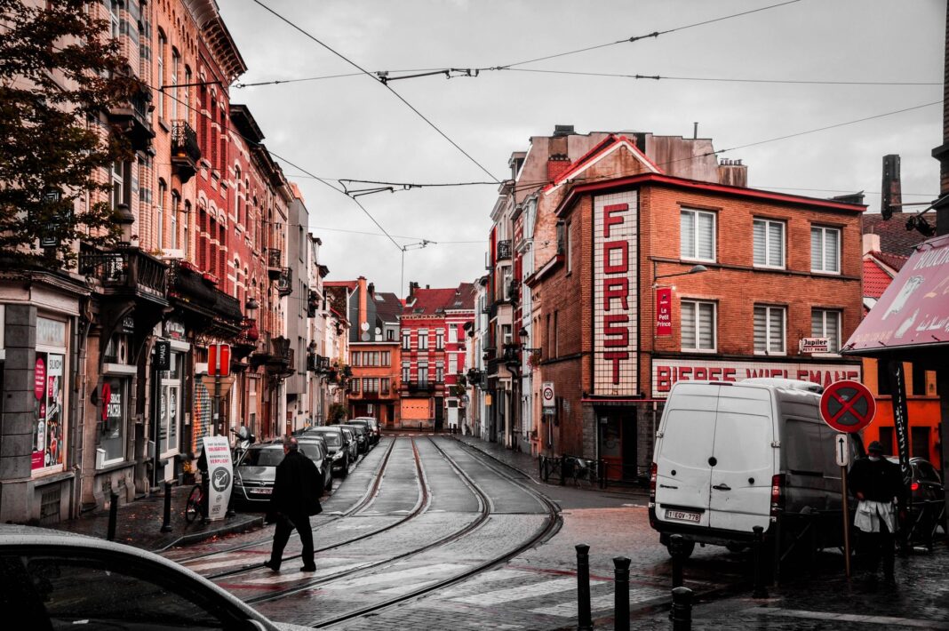 Deszczowa ulica z torami tramwajowymi w brukselskiej dzielnicy Schaerbeek