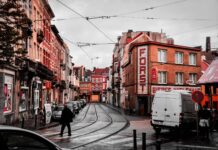 Deszczowa ulica z torami tramwajowymi w brukselskiej dzielnicy Schaerbeek